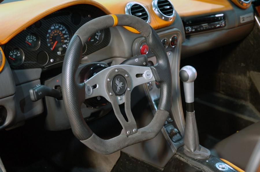 Детали интерьера Gumpert Apollo 2010 года  (фото 15 из 53)